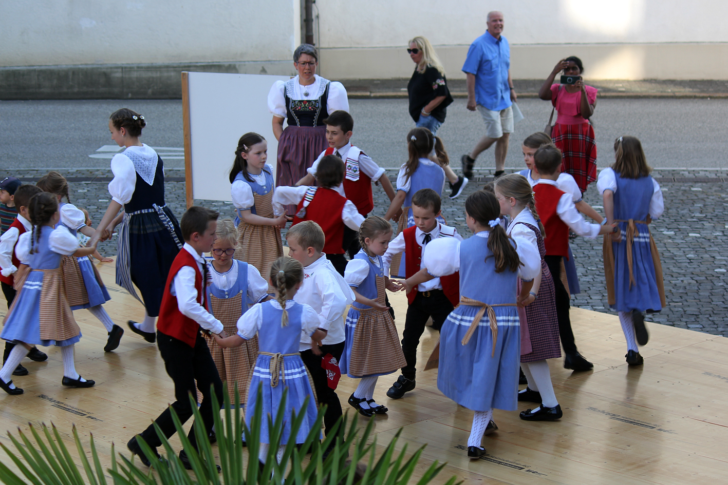 14. Juni: Örgeliklänge und Trachtentänze / Örgelik sounds and traditional dances